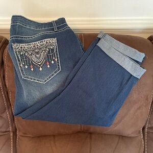 Cute pocket detail capris